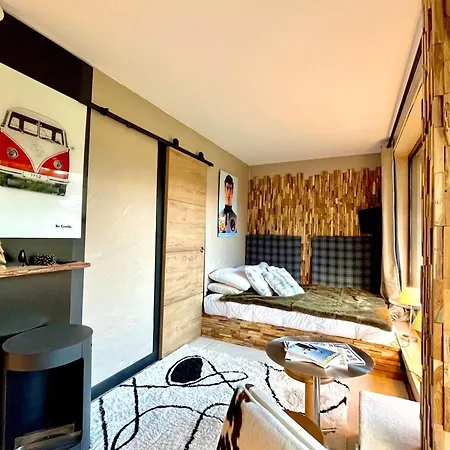 Bright With Balcony And Pool * מגב