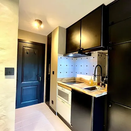 דירה Bright With Balcony And Pool מגב