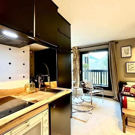 Bright With Balcony And Pool * מגב